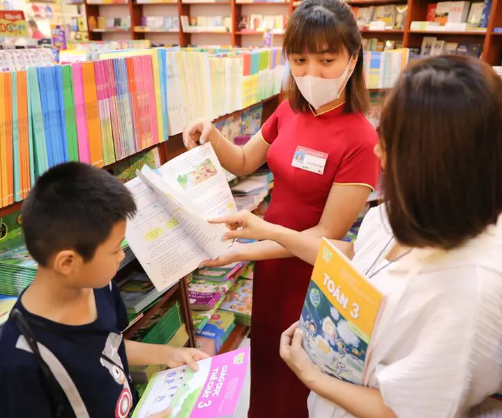 Bộ GD&ĐT nghiên cứu giao địa phương in, phát hành sách giáo khoa