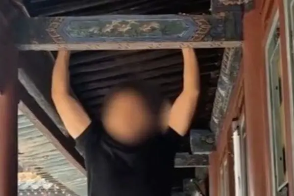 Du khách thành tội đồ vì đu xà lơ lửng tại chùa cổ Trung Quốc