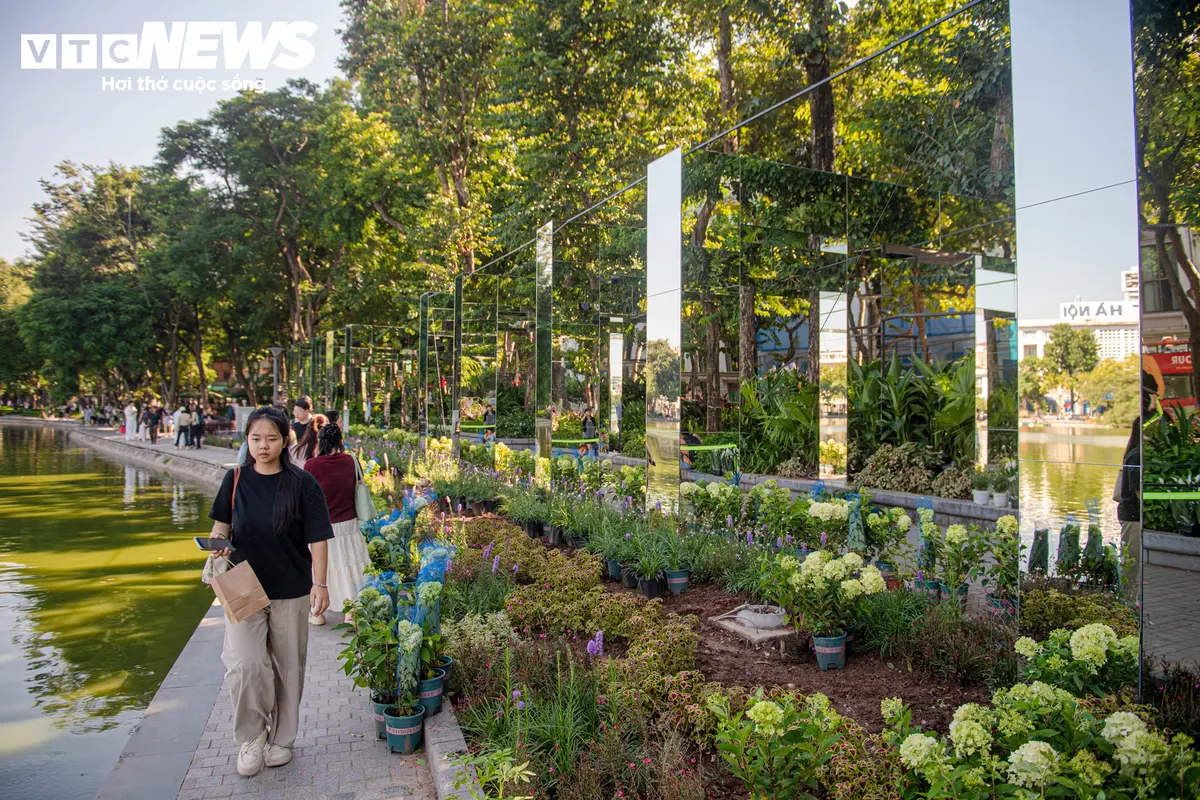 Khung gương lạ mắt bên Hồ Gươm hút người dân đến check-in trước giờ mở cửa