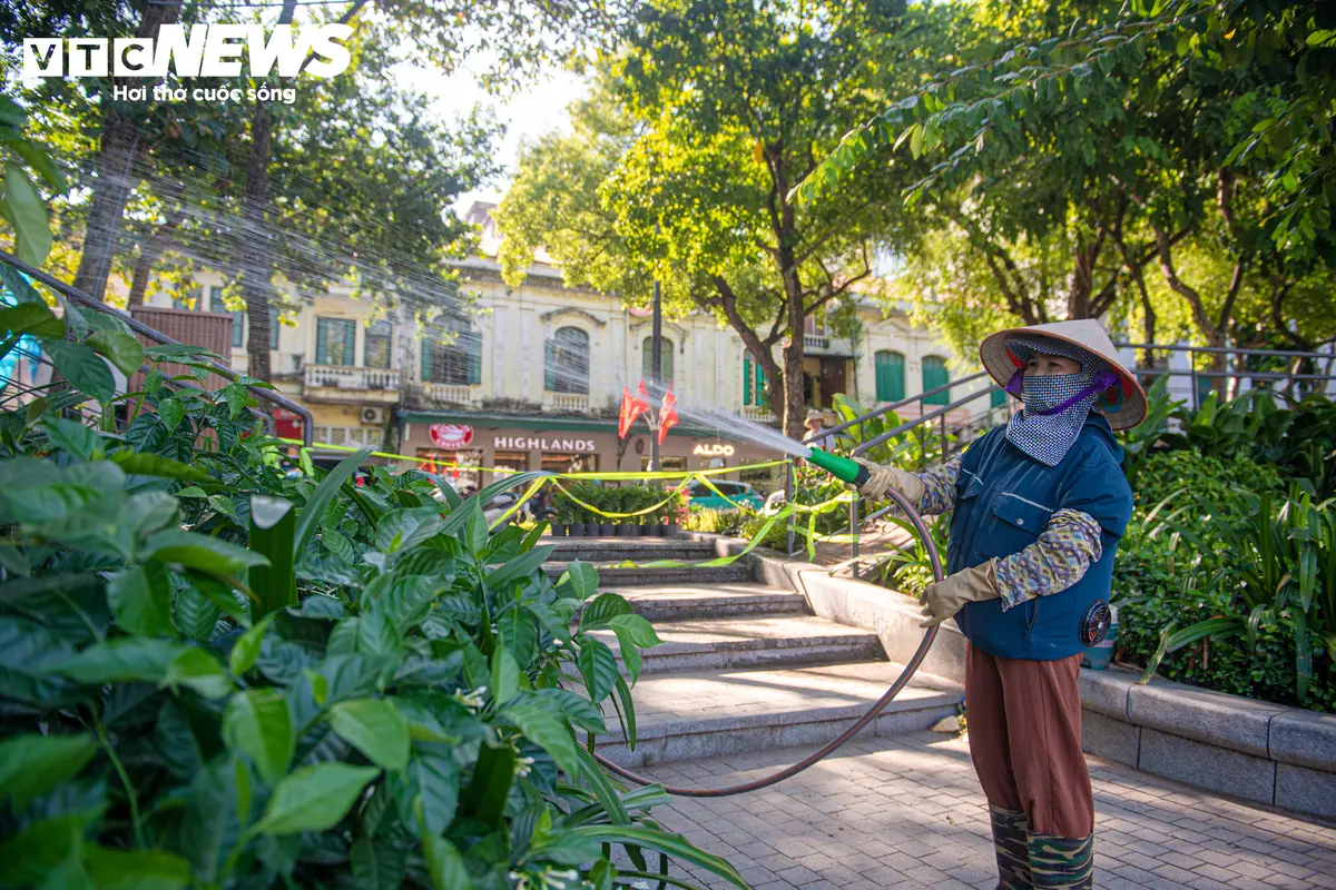 Khung gương lạ mắt bên Hồ Gươm hút người dân đến check-in trước giờ mở cửa
