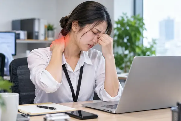 Ngồi 8 tiếng mỗi ngày, sức khỏe dân văn phòng bị ảnh hưởng thế nào?