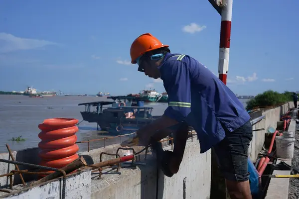 Công nhân 'đội nắng, thắng mưa' thi công đê kè tại siêu dự án ở TP.HCM