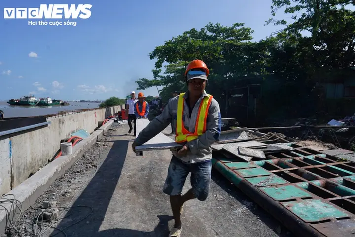 Công nhân 'đội nắng, thắng mưa' thi công đê kè tại siêu dự án ở TP.HCM