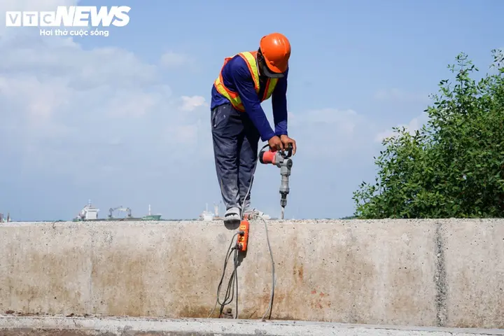 Công nhân 'đội nắng, thắng mưa' thi công đê kè tại siêu dự án ở TP.HCM