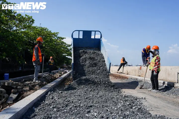 Công nhân 'đội nắng, thắng mưa' thi công đê kè tại siêu dự án ở TP.HCM