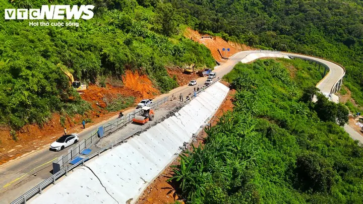 Cận cảnh cách xử lý điểm sụt lún dài 40m trên đèo Đại Ninh ở Lâm Đồng