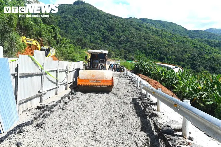 Cận cảnh cách xử lý điểm sụt lún dài 40m trên đèo Đại Ninh ở Lâm Đồng