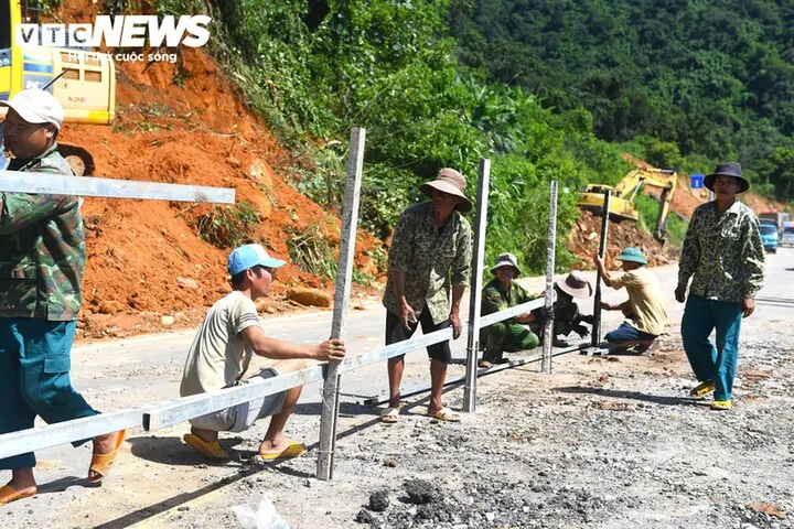 Cận cảnh cách xử lý điểm sụt lún dài 40m trên đèo Đại Ninh ở Lâm Đồng