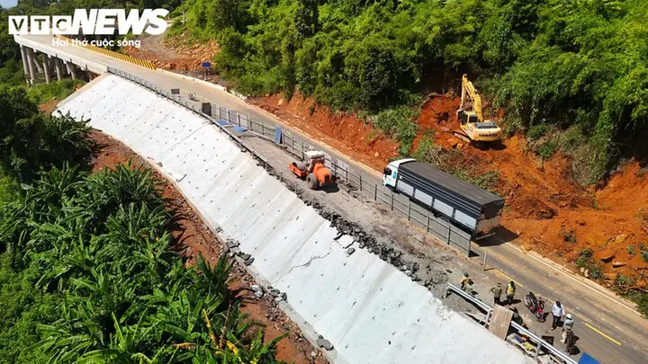 Cận cảnh cách xử lý điểm sụt lún dài 40m trên đèo Đại Ninh ở Lâm Đồng