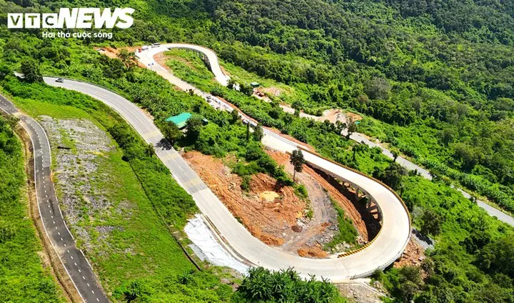 Cận cảnh cách xử lý điểm sụt lún dài 40m trên đèo Đại Ninh ở Lâm Đồng