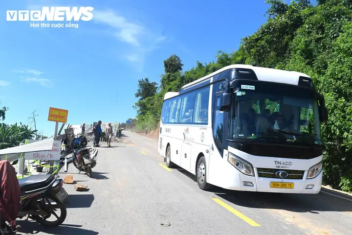 Cận cảnh cách xử lý điểm sụt lún dài 40m trên đèo Đại Ninh ở Lâm Đồng