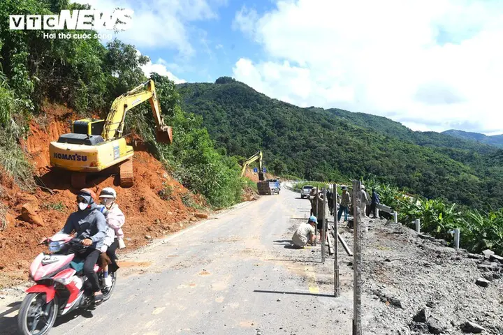 Cận cảnh cách xử lý điểm sụt lún dài 40m trên đèo Đại Ninh ở Lâm Đồng