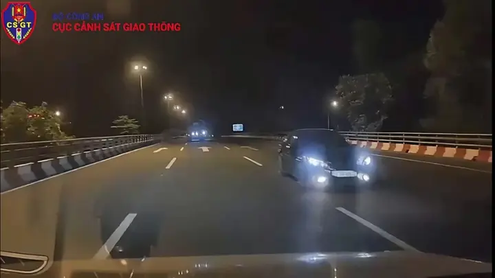Xử phạt tài xế ô tô đi ngược chiều trên Đại lộ Thăng Long