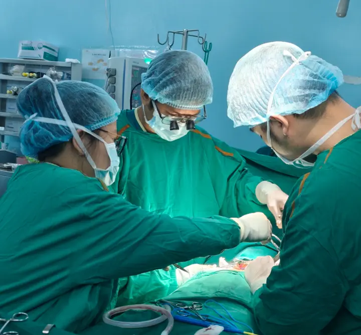 Dị vật kẹt 6 tháng trong cổ bé trai 6 tuổi, chèn ép khí quản