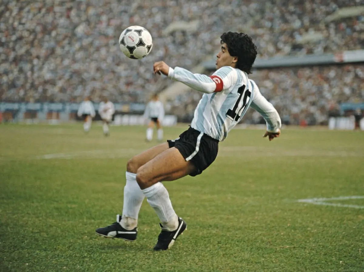 Đoạn kết khác biệt của Messi và Maradona