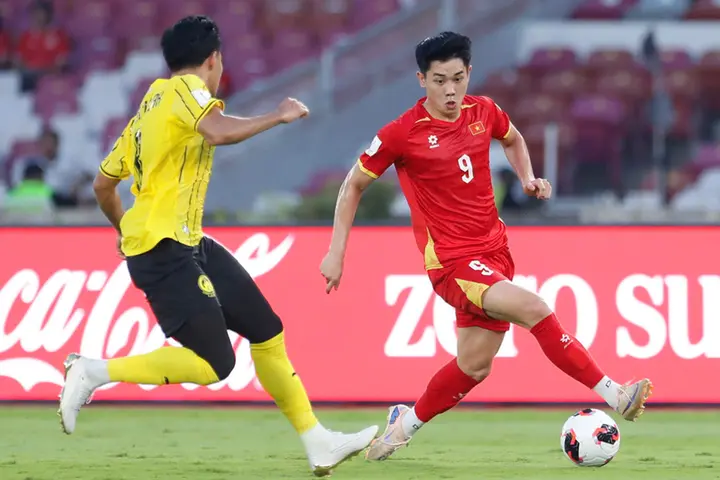 HLV Kim Sang-sik đánh đổi giải FIFA lấy bài học khắc nghiệt