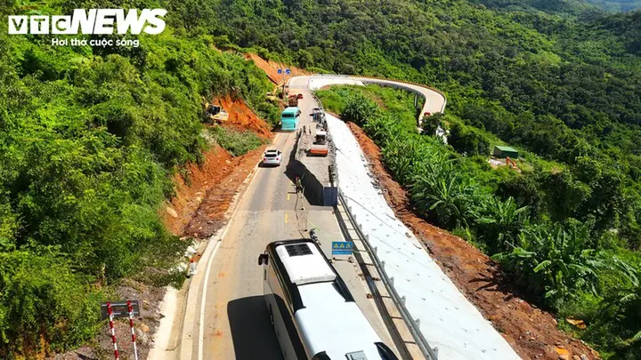 Cận cảnh cách xử lý điểm sụt lún dài 40m trên đèo Đại Ninh ở Lâm Đồng