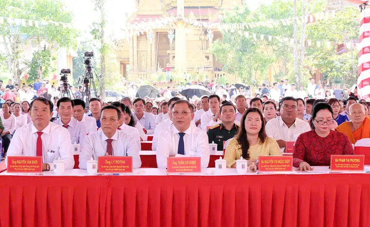 Hình ảnh đồng bào Khmer đón mừng Lễ Sene Dolta đầm ấm, hạnh phúc