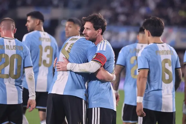 Đoạn kết khác biệt của Messi và Maradona
