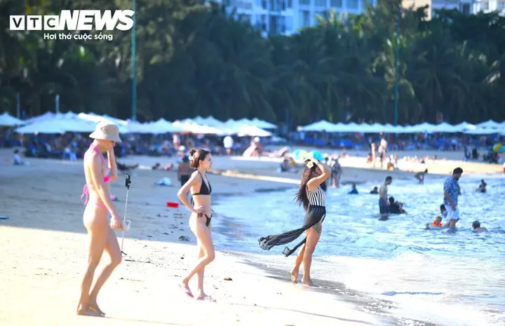 Cận cảnh lan can hoen gỉ, nguy cơ gây thương tích cho du khách ở biển Nha Trang