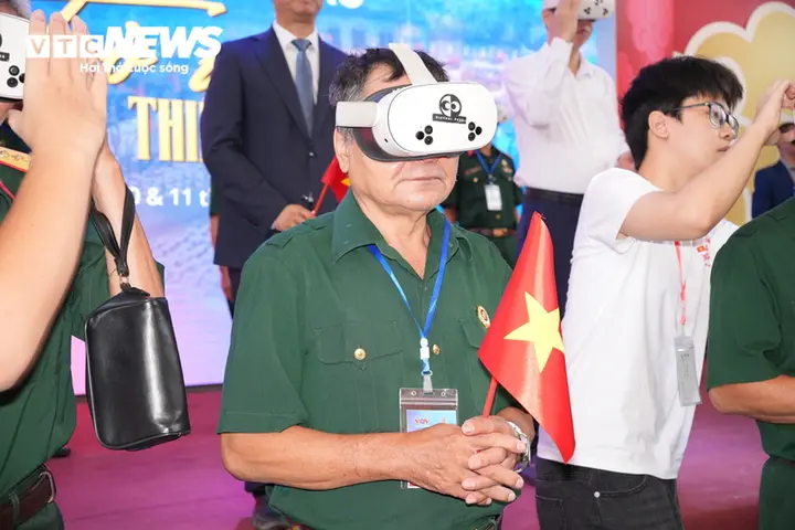 Người dân Thủ đô sống lại thời khắc lịch sử nhờ công nghệ thực tế ảo VR