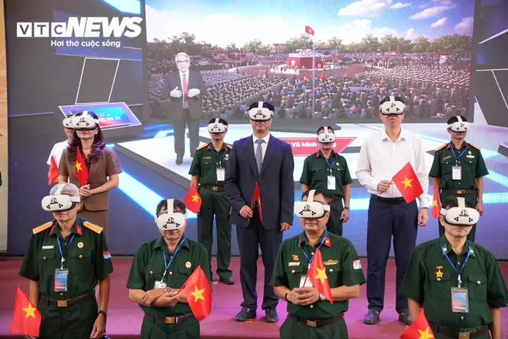 'Trở về thời khắc thiêng liêng' ở Hà Nội: Hiểu lịch sử để thêm yêu đất nước
