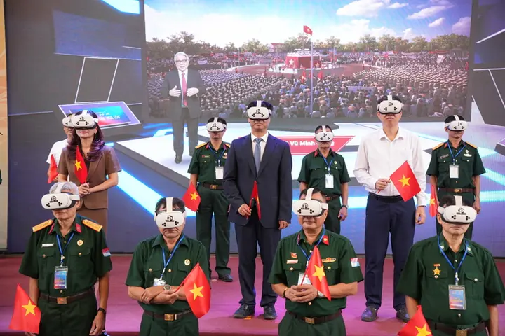 Người dân Thủ đô sống lại thời khắc lịch sử nhờ công nghệ thực tế ảo VR