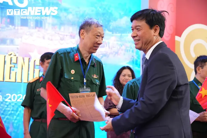 'Trở về thời khắc thiêng liêng' ở Hà Nội: Hiểu lịch sử để thêm yêu đất nước