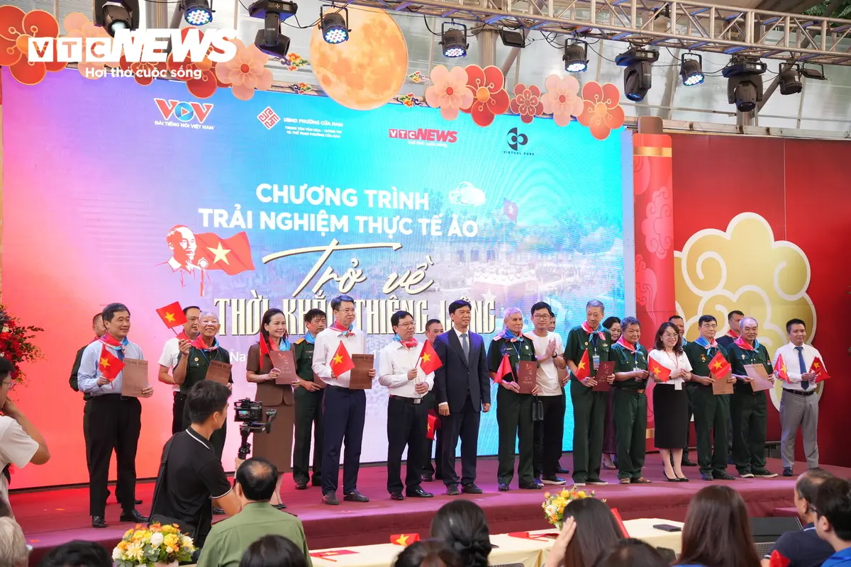 'Trở về thời khắc thiêng liêng' ở Hà Nội: Hiểu lịch sử để thêm yêu đất nước