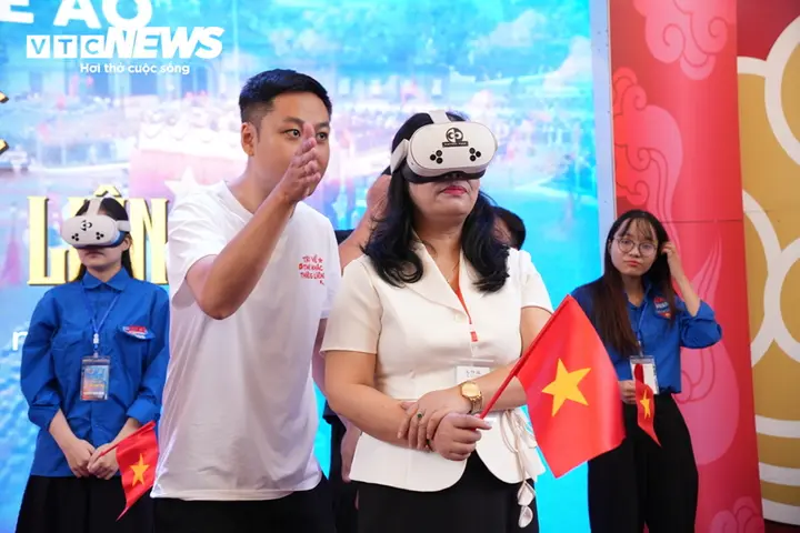 Người dân Thủ đô sống lại thời khắc lịch sử nhờ công nghệ thực tế ảo VR