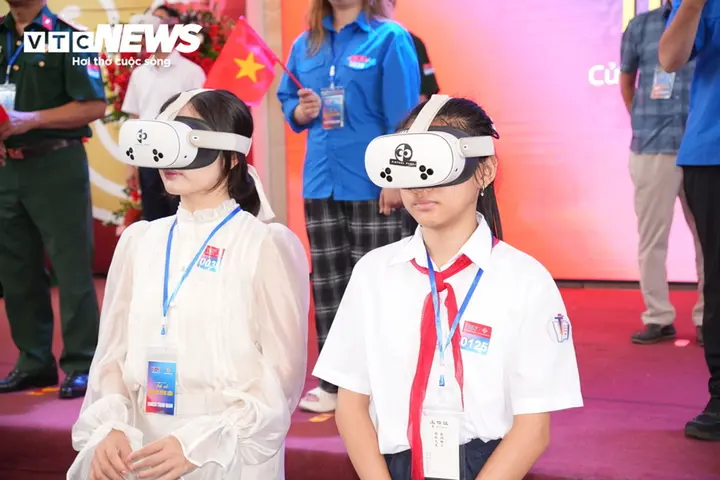 'Trở về thời khắc thiêng liêng' ở Hà Nội: Hiểu lịch sử để thêm yêu đất nước