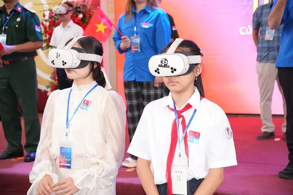 'Trở về thời khắc thiêng liêng' ở Hà Nội: Hiểu lịch sử để thêm yêu đất nước