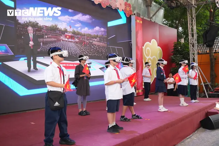 Người dân Thủ đô sống lại thời khắc lịch sử nhờ công nghệ thực tế ảo VR