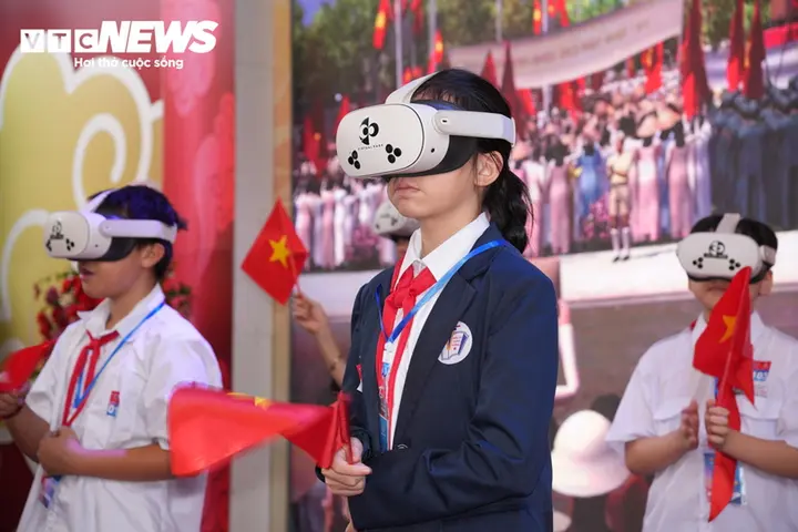 Người dân Thủ đô sống lại thời khắc lịch sử nhờ công nghệ thực tế ảo VR