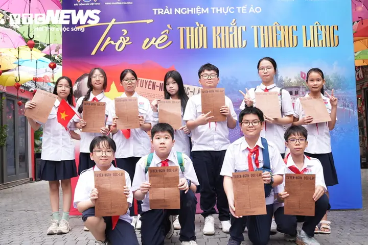 Người dân Thủ đô sống lại thời khắc lịch sử nhờ công nghệ thực tế ảo VR
