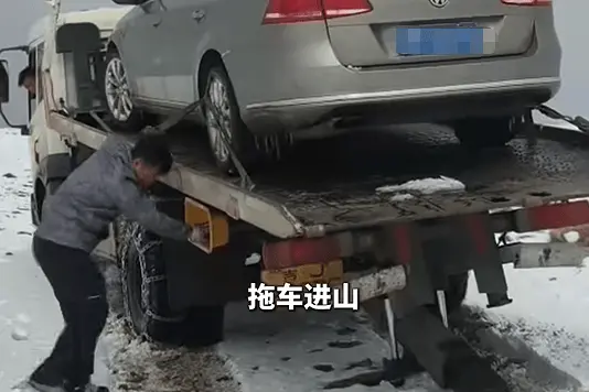 Đặt báo thức 2 giờ/lần vì sợ ngạt chết trên núi tuyết Trung Quốc