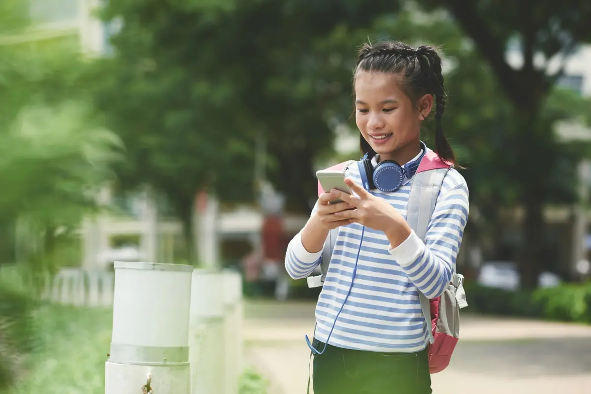 Những người trẻ thích nằm yên, lướt mạng