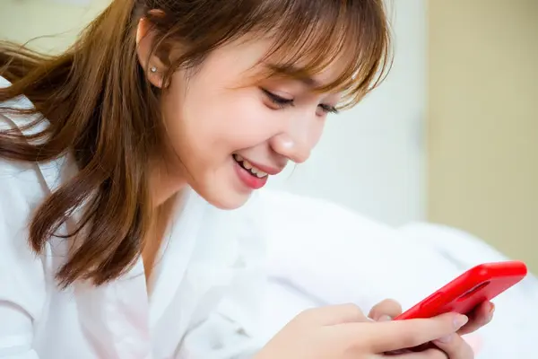 Những người trẻ thích nằm yên, lướt mạng