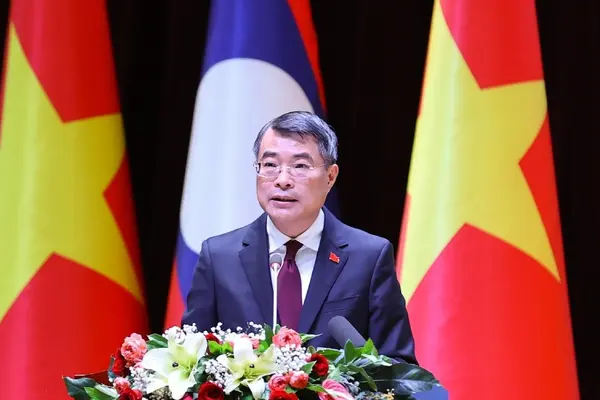 Việt Nam - Lào trao 17 văn kiện đầu tư trị giá hàng tỷ USD