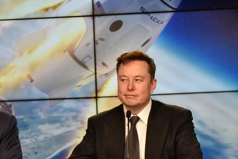 Elon Musk lại đổi tên SpaceXAI