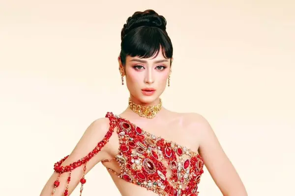 Tranh cãi trang phục của hoa hậu sinh năm 2000