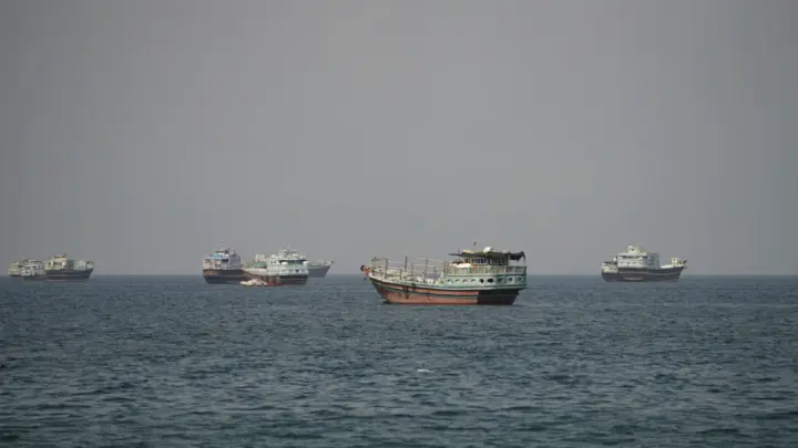 Iran nã đạn vào siêu tàu dầu thứ 3 tại eo biển Hormuz