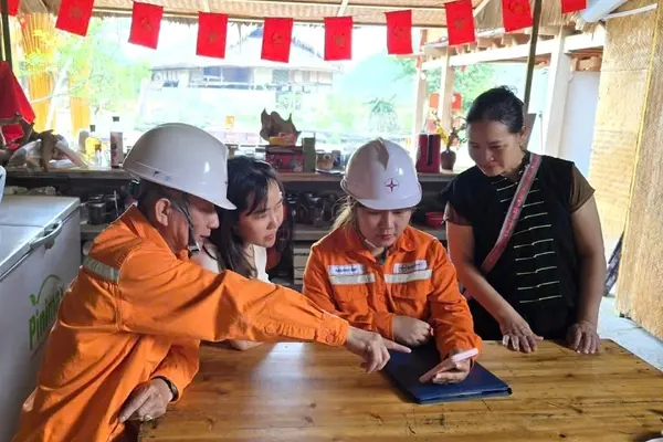 Thắp sáng 'vùng lõm', mở đường tương lai: Xây dựng công dân số, gia đình số