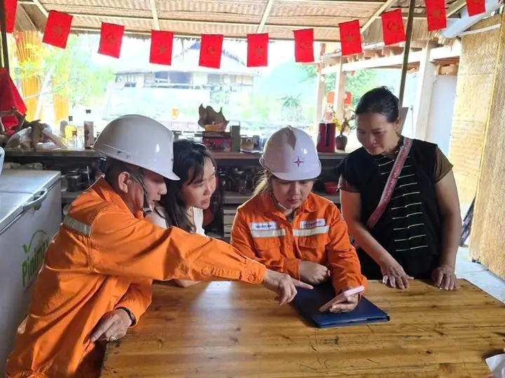 Thắp sáng 'vùng lõm', mở đường tương lai: Xây dựng công dân số, gia đình số
