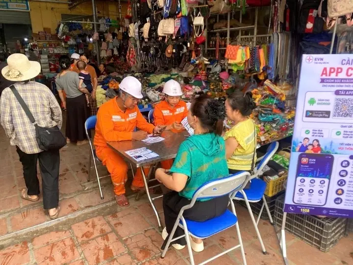 Thắp sáng 'vùng lõm', mở đường tương lai: Xây dựng công dân số, gia đình số
