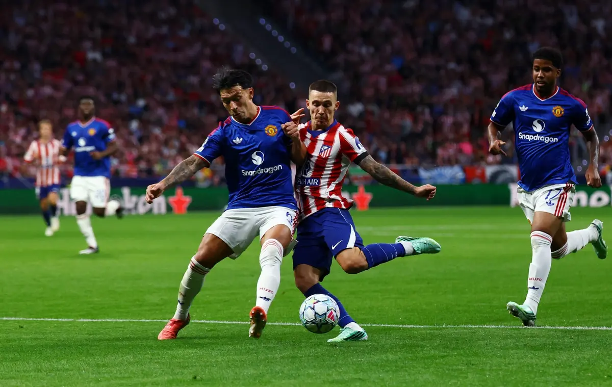 Martinez đã đẩy quả bom sang phòng họp MU