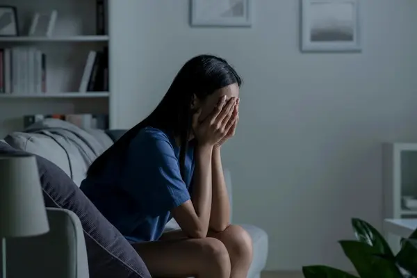 30 tuổi, tôi vẫn bị mẹ kiểm soát làm đâu, chơi với ai, ăn gì