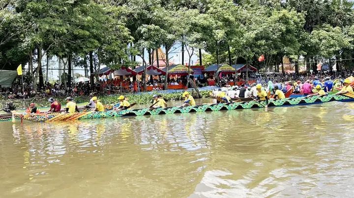 Hình ảnh đồng bào Khmer đón mừng Lễ Sene Dolta đầm ấm, hạnh phúc