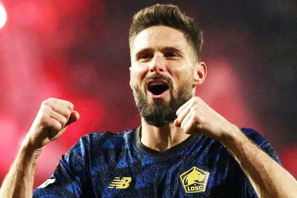 Giroud đi vào lịch sử Champions League