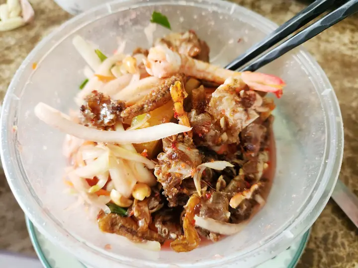Khách xếp hàng dài mua gỏi Thái ở Cần Thơ